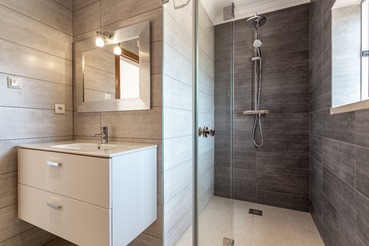 Small bathroom – how to make it a functional interior?